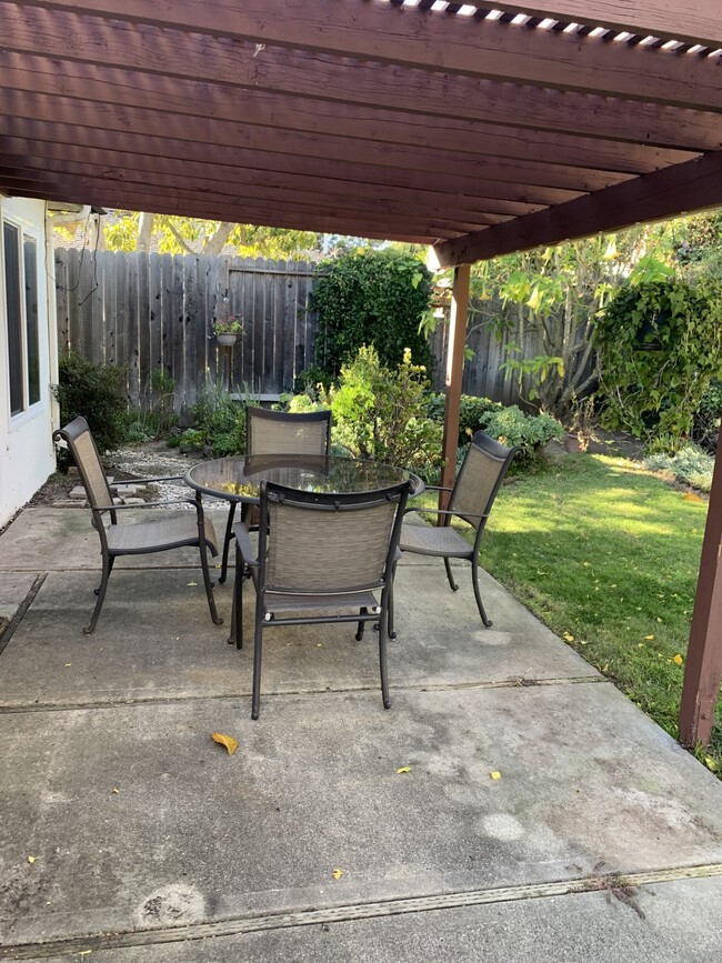 backyard patio - 5474 Berkeley Rd