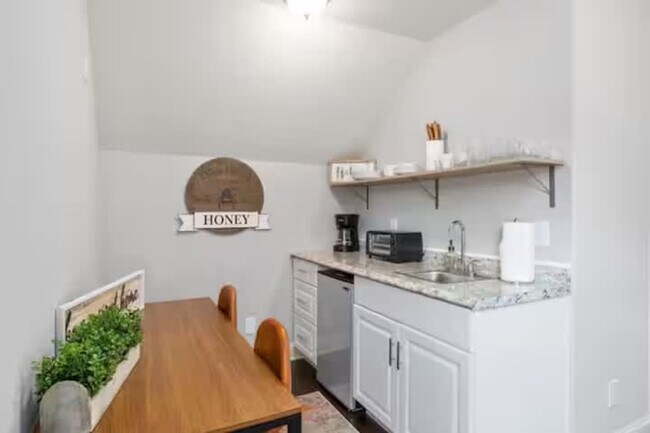 Building Photo - 206 E Street-ID1367376P