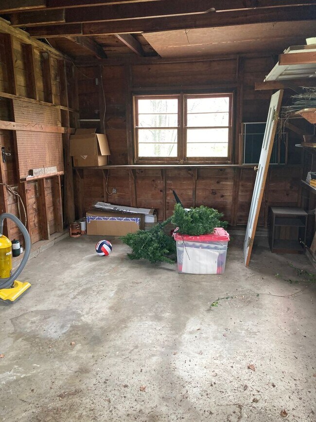 Building Photo - 3 bedroom, 1 bath House: Available August 2026!