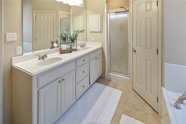 Building Photo - 200 Karten Ln