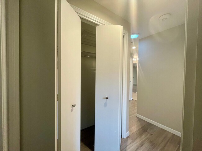 Building Photo - Beautiful 3 Bed 2 Bath House in Happy Valley!! A/C, Additional Living Area, Great for Entertaining!!