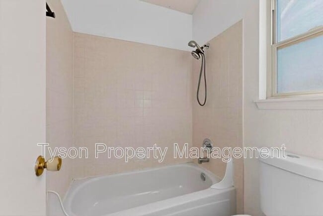 Building Photo - 10713 Towne Park Dr NE