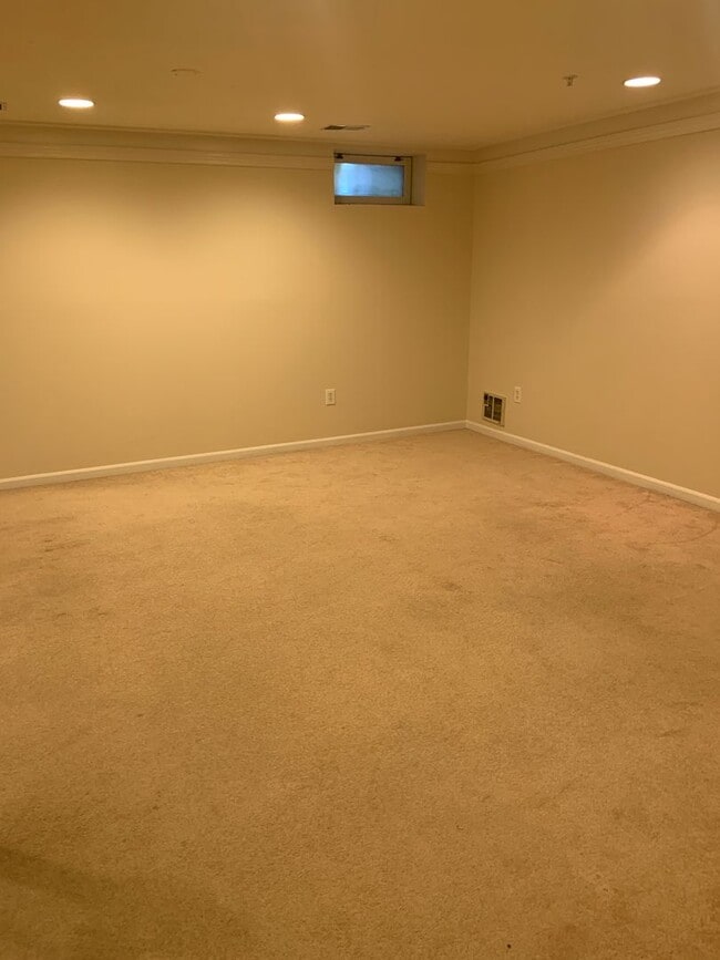 Building Photo - Walden Golf Course - Crofton Townhome - Av...