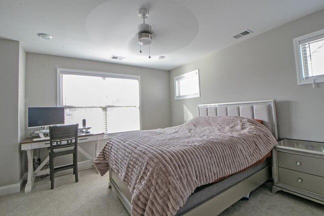 Building Photo - 2646 Scott Dr