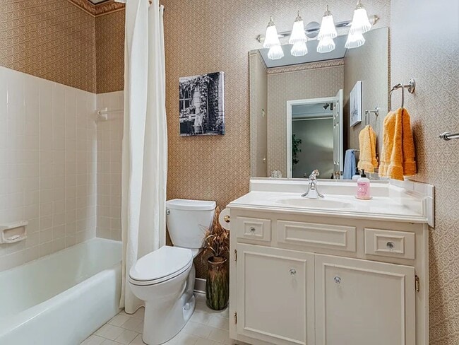 Building Photo - 2BR Bellevue Townhome