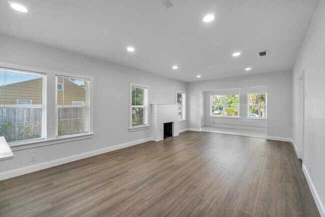 Building Photo - 424 53rd St
