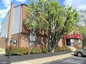 Building Photo - 610 W 11th St