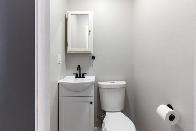 Building Photo - 3 bed 1.5 bath - freshly updated top to bottom, dishwasher, laundry, off street parking