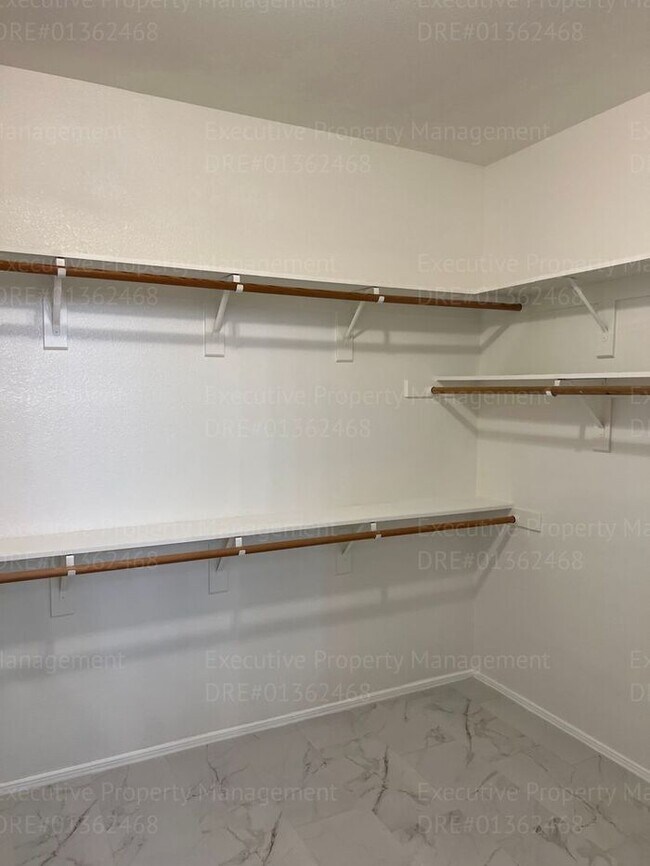 Building Photo - Stunning 4-bedroom, 3 bathroom home located in the westside of Bakersfield this spacious house of...