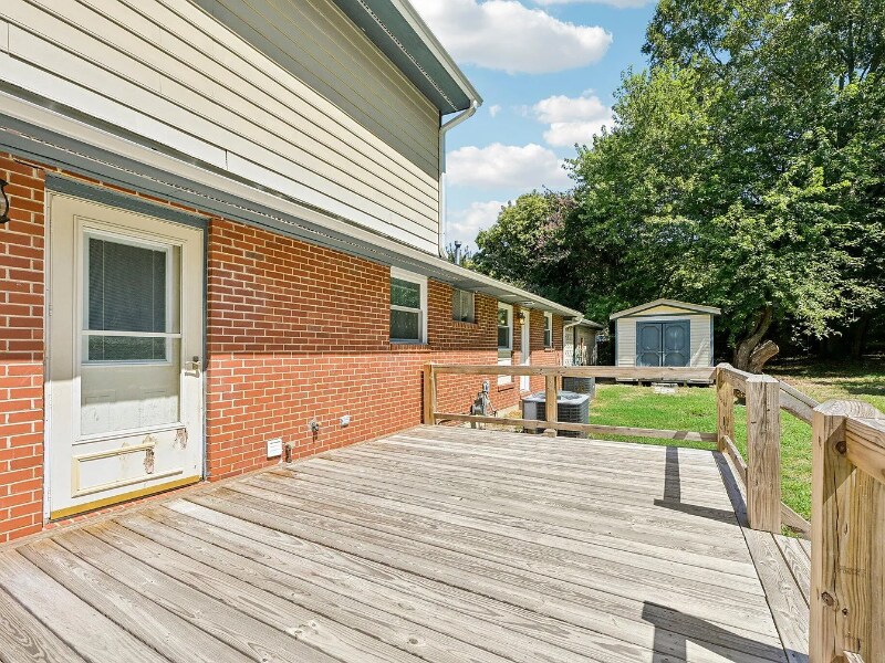 Building Photo - 900 Newcombe Rd