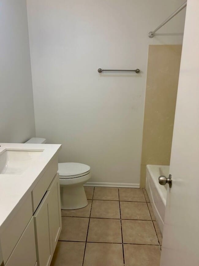 Building Photo - Newly renovated 3/2 home located in River ...