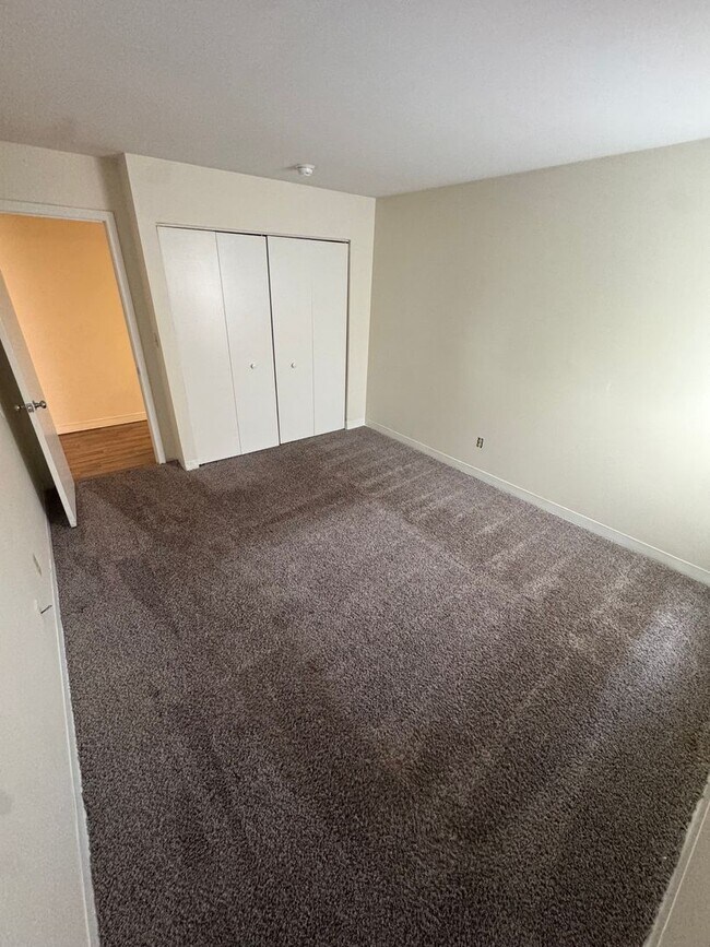 Building Photo - 3 Bedroom/1 Bath in Old Louisville