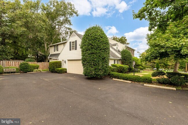 Building Photo - 11000 Rosemont Dr