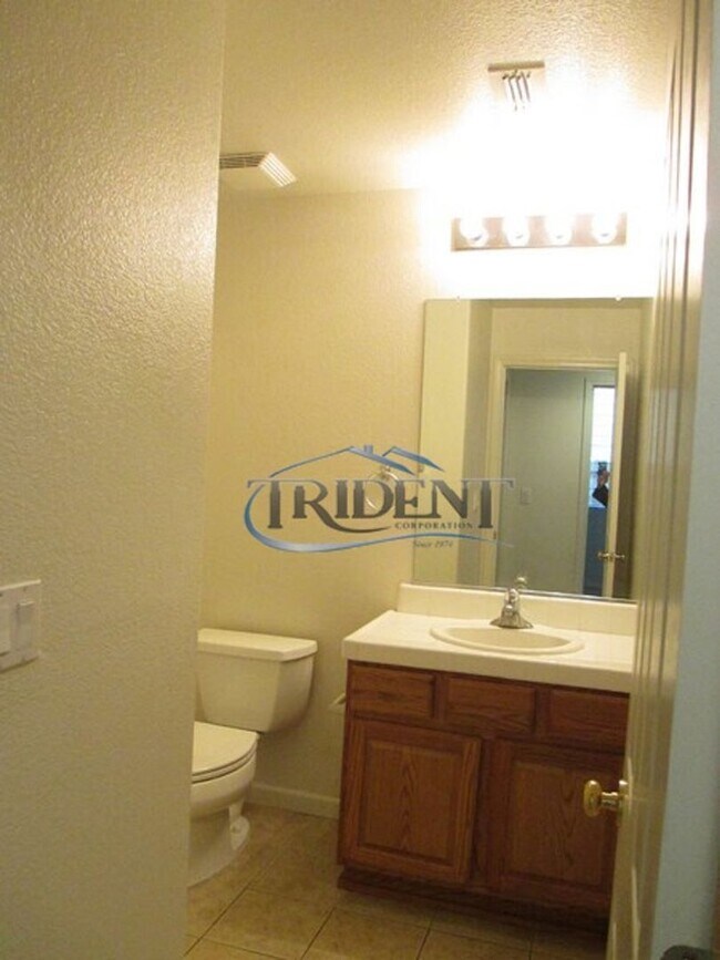 Building Photo - 4 bedroom, 3 bath house with approx. 2,183 sq. ft.