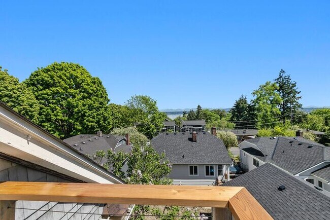 Building Photo - Charming AIR CONDITIONED Leschi Craftsman