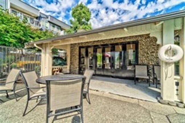 Building Photo - 2 Bedroom/1 Bath Luxury Beacon Hill Condo, Perfect Location!!