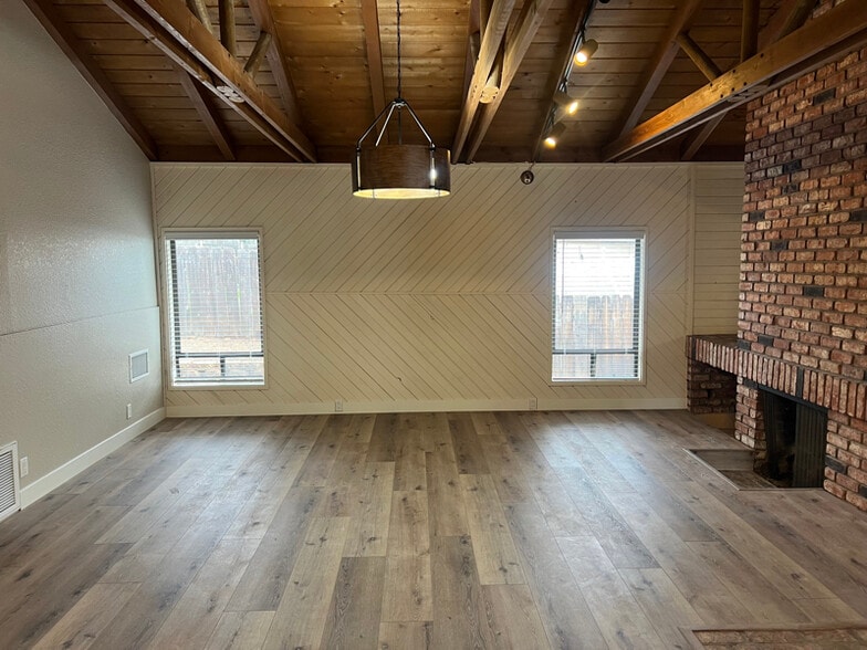 Building Photo - 8474 Golden Ridge Rd