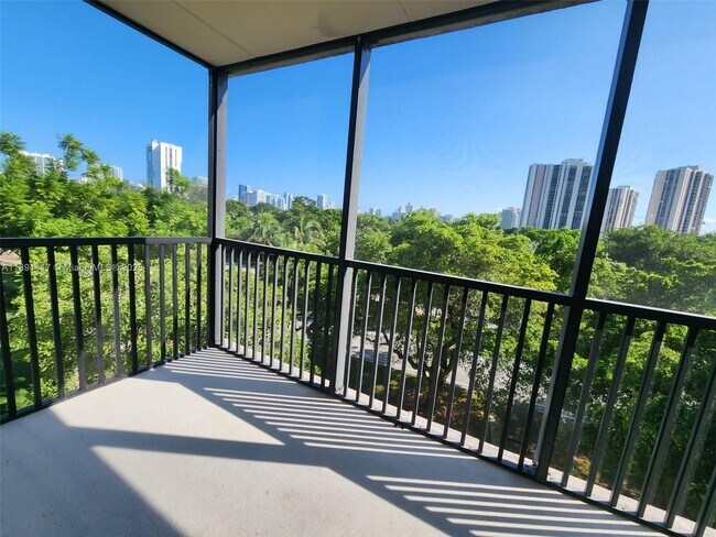 Building Photo - 3301 N Country Club Dr