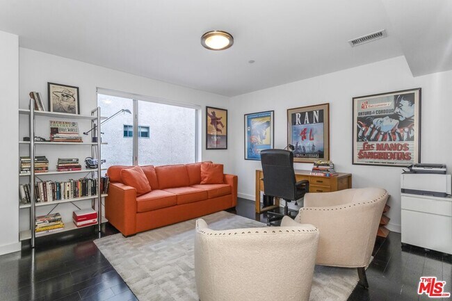 Building Photo - 900 N W Knoll Dr