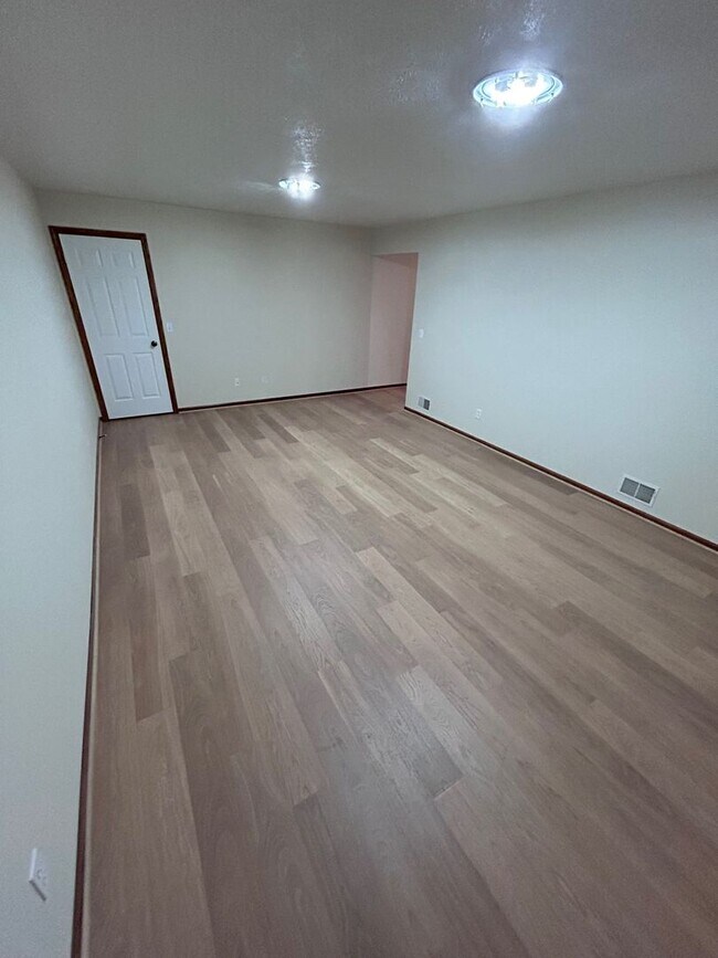 Building Photo - 963 Vos St