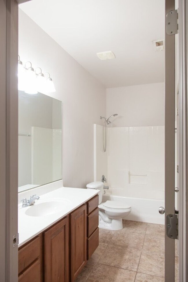 Building Photo - 3 Bedroom Single-Family Home in Central Hu...