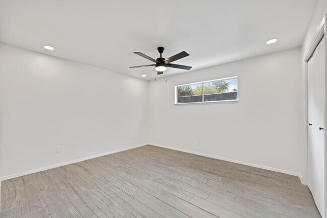 Building Photo - Chic, Bright, and Inviting - Welcome to Lark!