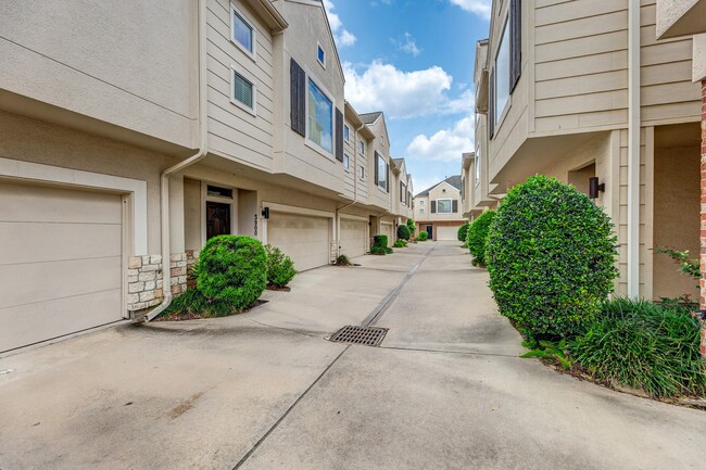 Building Photo - 3898 Center St