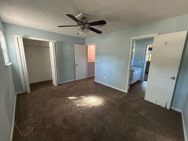 Building Photo - 2BR/1.5BA Townhouse Apartment Conveniently Located!