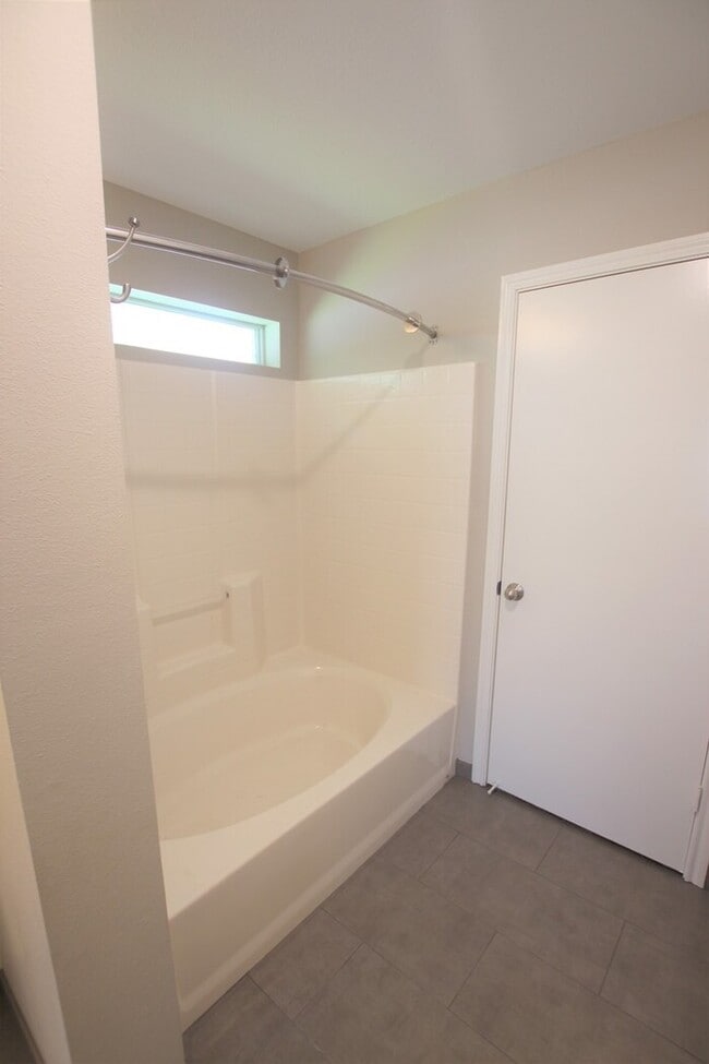 Building Photo - 3 Bedroom 2 Bath in Whitehouse ISD!