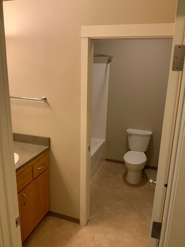 Building Photo - Move In Special!!  Close to Campus on 14th...