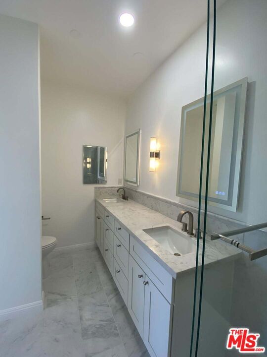 Building Photo - 511 San Vicente Blvd
