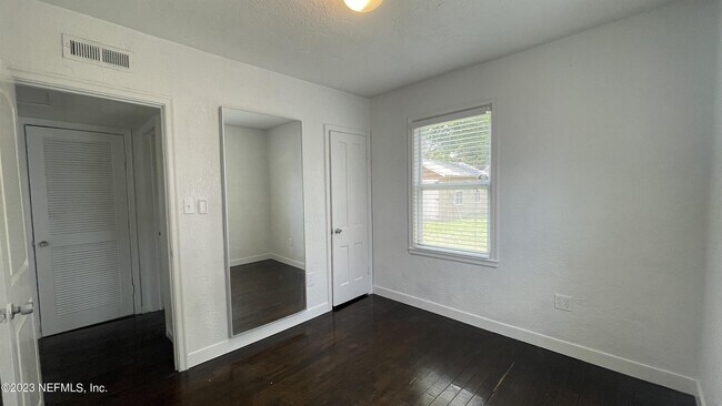 Building Photo - 5228 Sunderland Rd
