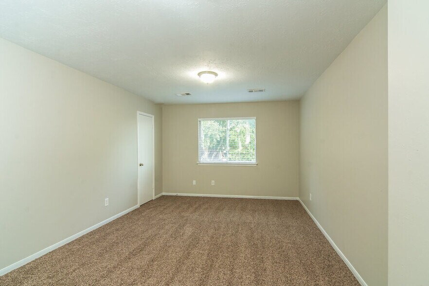 Building Photo - 2098 Clemson Dr