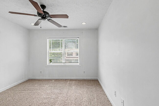 Building Photo - 105 Kenan Lp