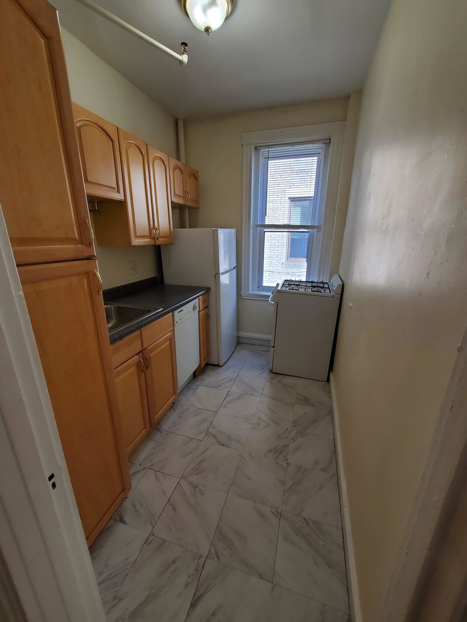 Building Photo - 376 Riverway