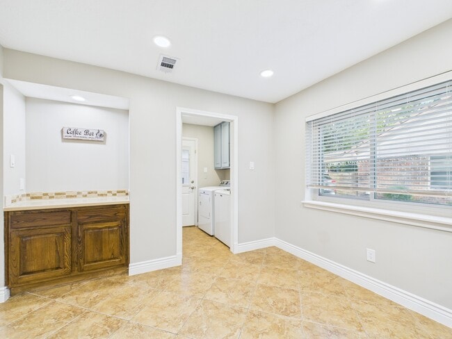 Building Photo - 3018 Highland Laurels Dr