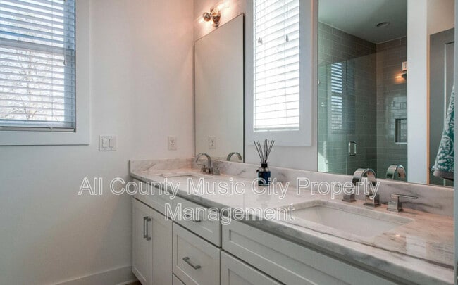 Building Photo - 3009 Delaware Ave