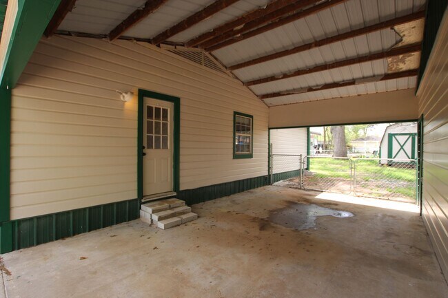 Building Photo - Coming Soon! 3 Bedroom 2 Bath in Bullard! Large Shop!
