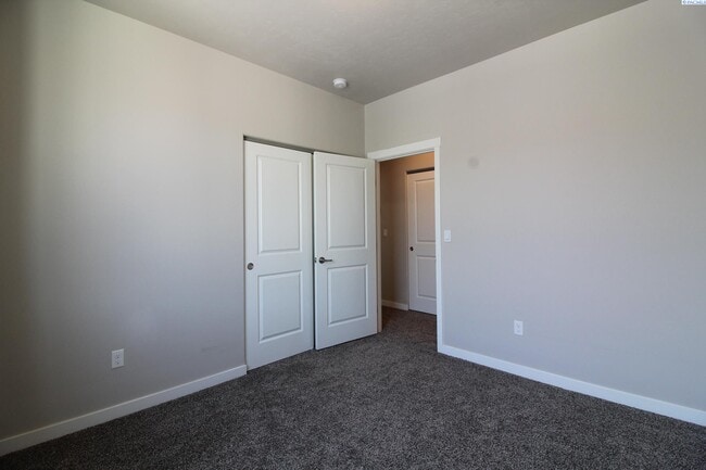 Building Photo - 3 bed, 2.5 bath townhome in Kennewick