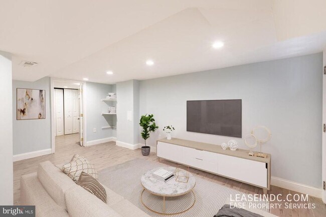 Building Photo - 624 Irving St NW