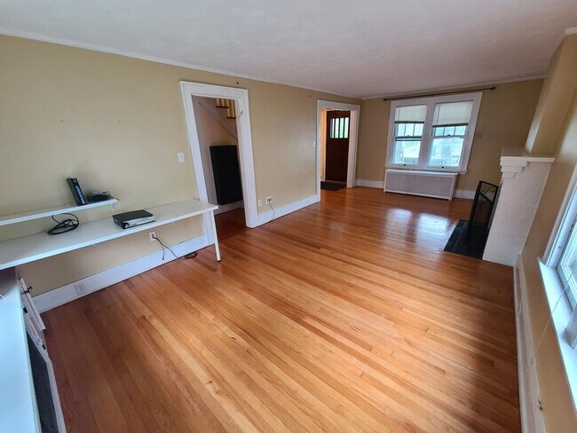 Building Photo - 3 Bedroom Single Family