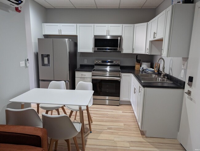 Building Photo - 300 N Union St