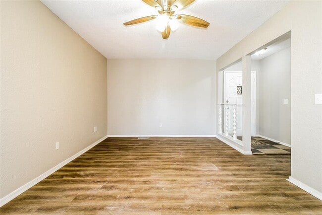 Building Photo - 1004 Cambridge Dr