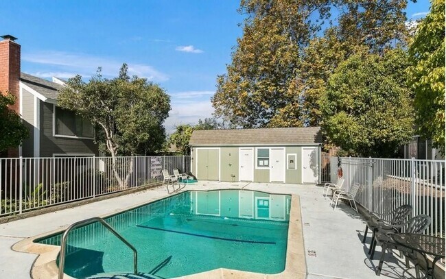 Building Photo - Spacious Carlsbad Condo Walking distance t...