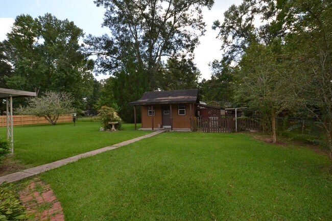 Building Photo - Baker's Historic Buffwood Subdivision, 3 bedroom, 2 bath home loaded with amenities
