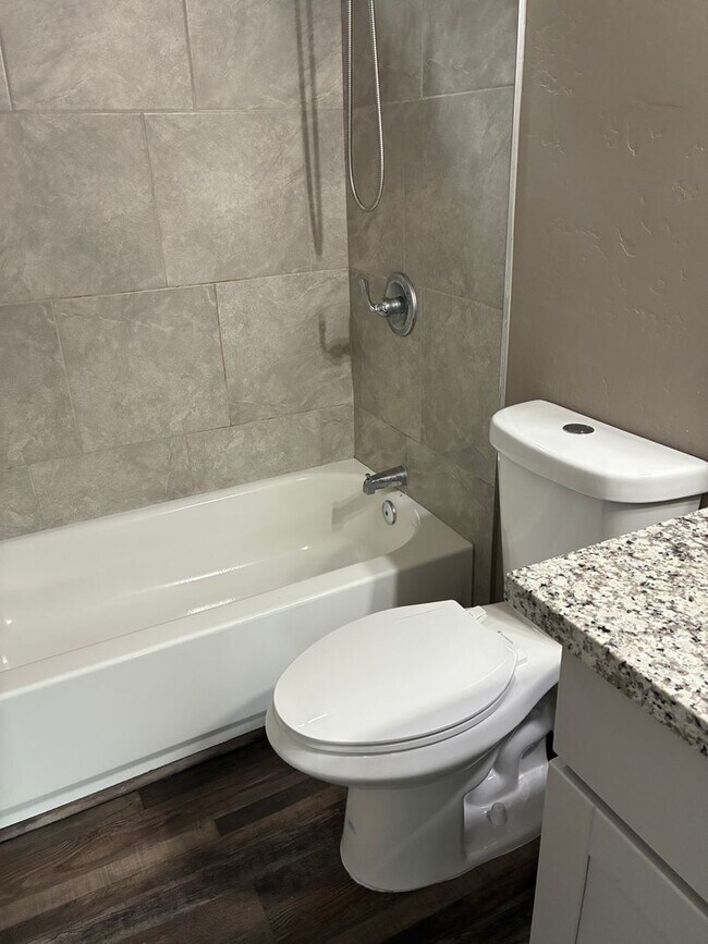 Building Photo - 2 Bedroom 2 Bath Home