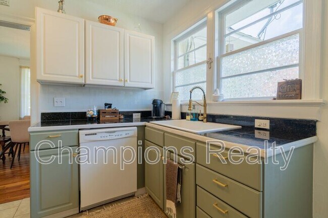 Building Photo - 1514 Crest Dr
