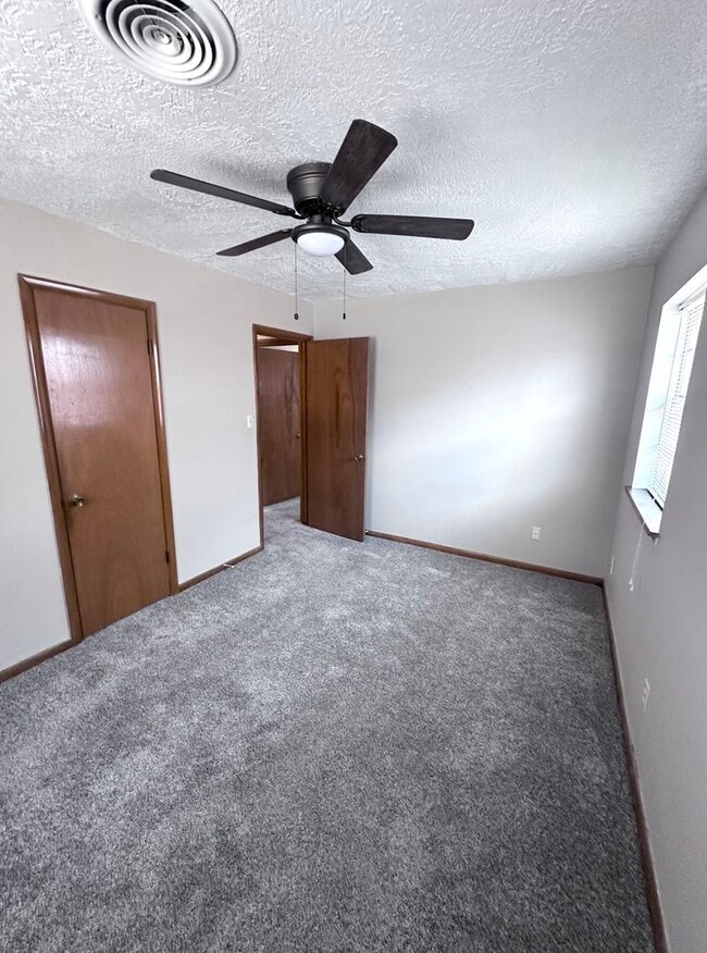 Building Photo - 3-bed 1-bath 1-car Single Family near