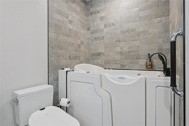 Building Photo - 1851 Royal Oak Pl E