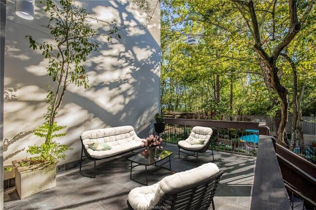 Building Photo - 45 Briar Hollow Ln